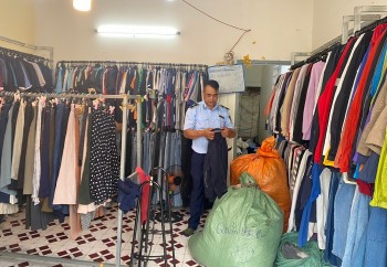 Đắk Lắk: Phát hiện 1 hộ kinh doanh buôn bán sản phẩm áo thun không rõ nguồn gốc