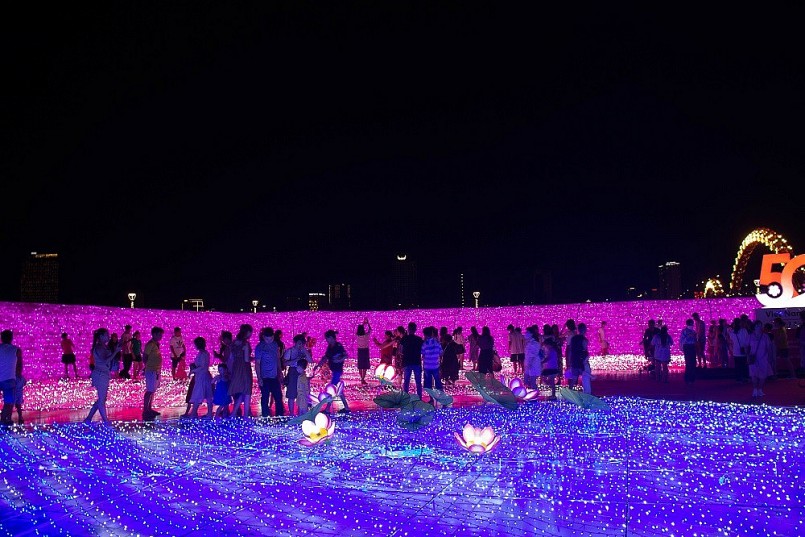 Thu hút hàng ngàn người “check-in” tại không gian ánh sáng nghệ thuật bên sông Hàn
