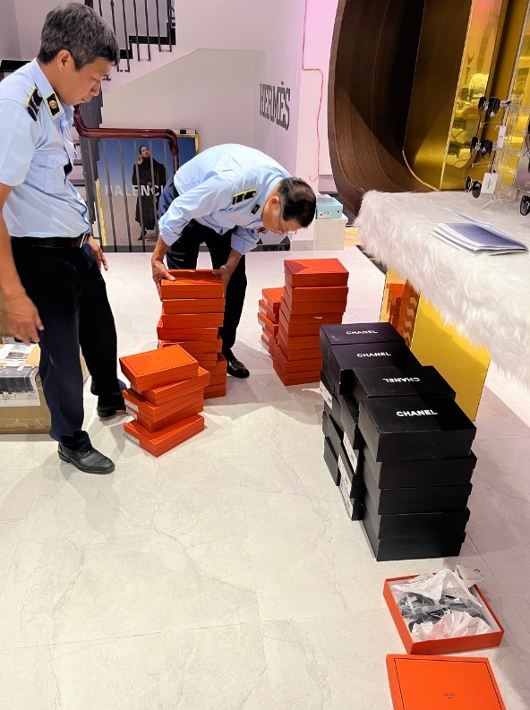 Khánh Hòa: Tạm giữ 100 đôi dép giả mạo nhãn hiệu, trị giá 60,2 triệu đồng