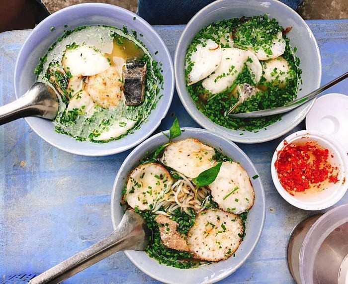  Bánh căn nước cá Quy Nhơn là đặc sản độc lạ được nhiều du khách ưa thích