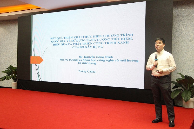 Ông Nguyễn Công Thịnh - Phó Vụ trưởng Vụ khoa học công nghệ và môi trường, Bộ Xây Dựng trình bày kết quả triển khai thực hiện Chương trình quốc gia về sử dụng năng lượng tiết kiệm, hiệu quả và phát triển công trình xanh