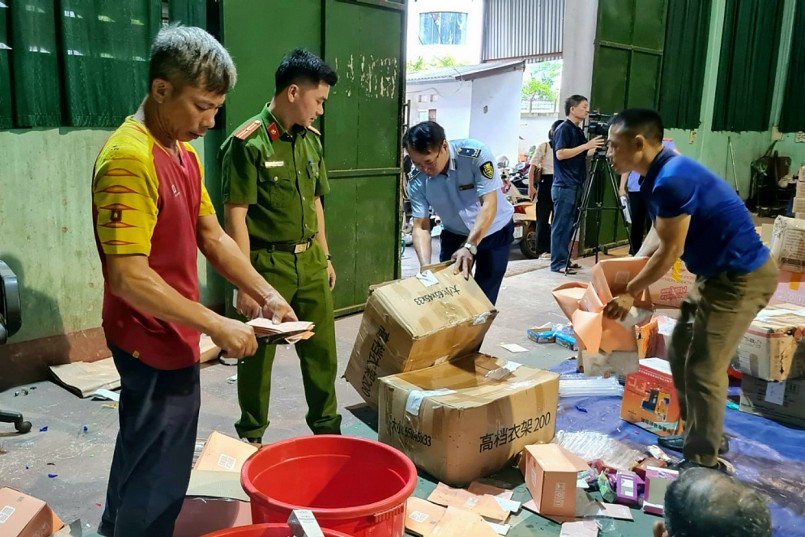 Bắc Giang: Tiêu hủy hàng hóa là tang vật vi phạm hành chính trị giá gần 520 triệu đồng