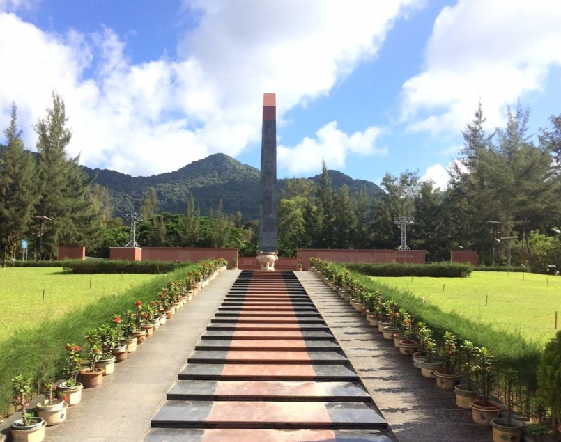 Khu vực đài tưởng niệm bên trong nghĩa trang