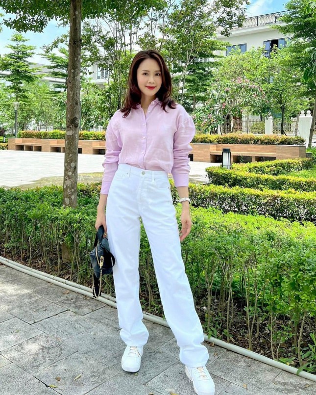 Cách kết hợp sơ mi hồng pastel và quần jeans trắng giúp mỹ nhân phim “Hướng dương ngược nắng” tôn nét tươi trẻ.