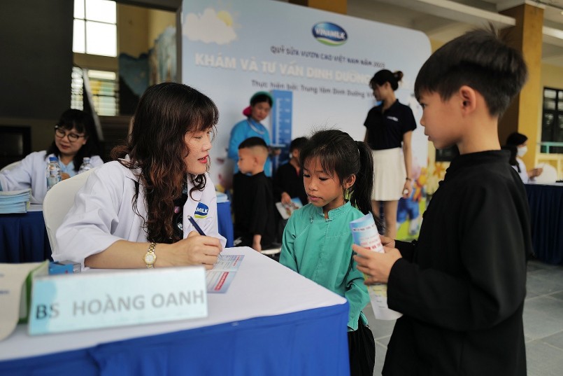 Các bác sĩ Trung tâm Dinh dưỡng Vinamilk khám và tư vấn dinh dưỡng cho các em học sinh Trường Tiểu học Húc Động.