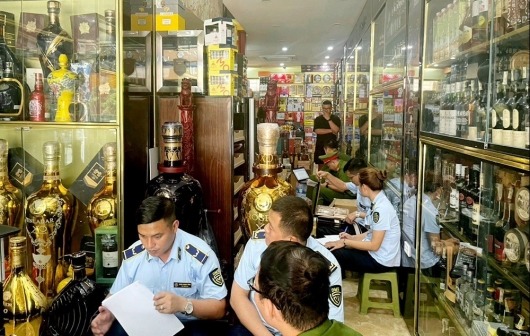Bắc Giang: Xử phạt một hộ dân kinh doanh rượu nhập lậu