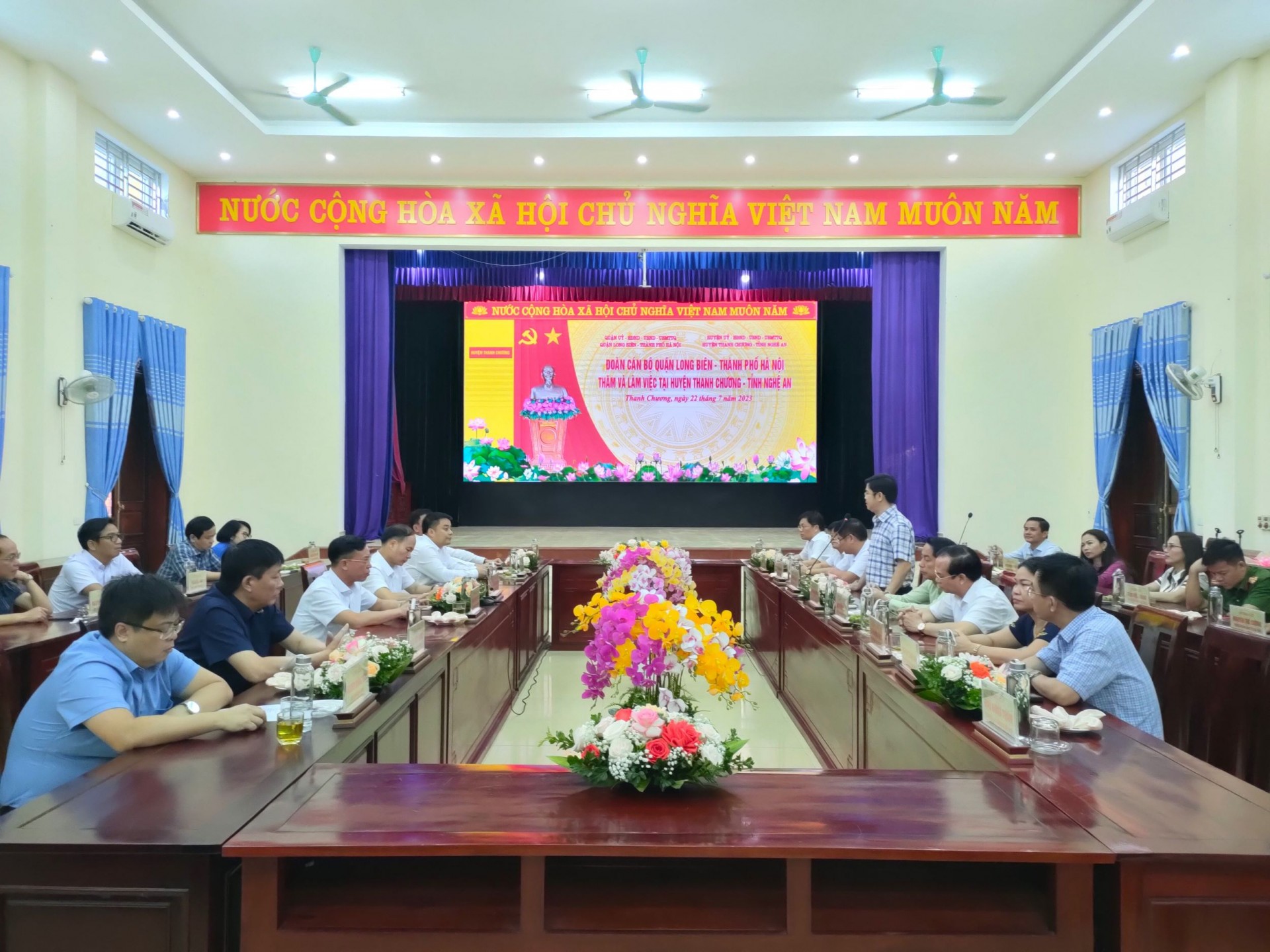 Quận Long Biên (Hà Nội) làm việc với huyện Thanh Chương