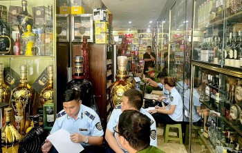 Bắc Giang: Xử phạt một hộ dân kinh doanh rượu nhập lậu