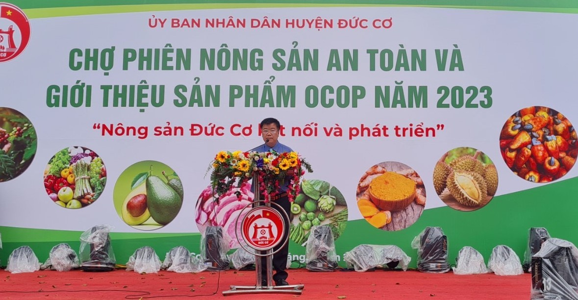 Ông Trần Ngọc Phận- Phó Chủ tịch UBND huyện Đức Cơ phát biểu khai mạc chợ phiên nông sản của địa phương.