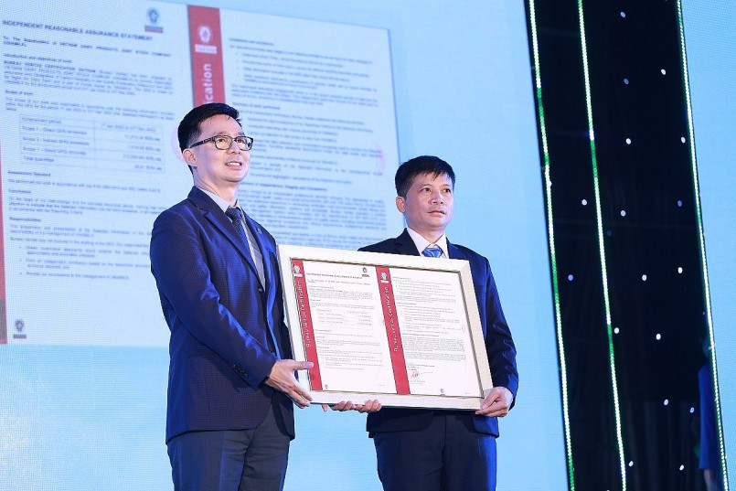 Đại diện Bureau Veritas (Anh Quốc) (trái) trao chứng nhận trung hòa carbon cho trang trại của Vinamilk tại Nghệ An