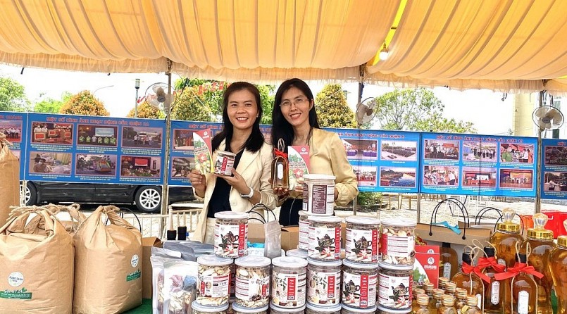Chị Phan Thị Ngọc Bích và chị Nguyễn Phượng Hoàng Cương tự hào với những sản phẩm về sâm bố chính.