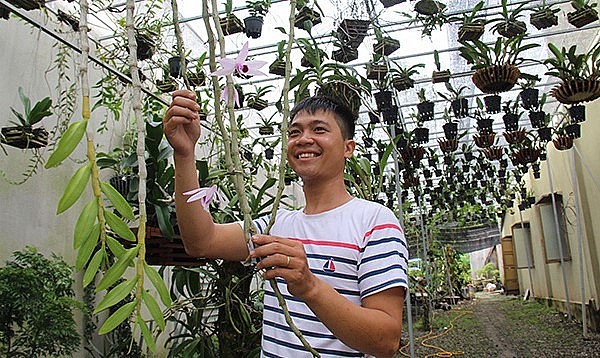 Anh Kính trong vườn lan rừng của mình ở huyện Tân Phú, tỉnh Đồng Nai.
