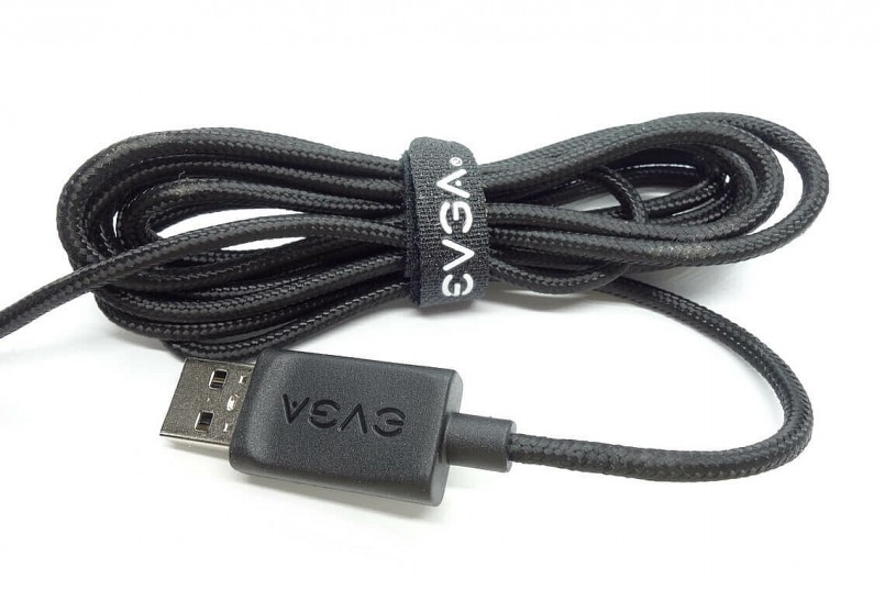 EVGA X15 dùng kết nối USB truyền thống và được bọc vải rất chắc chắn.