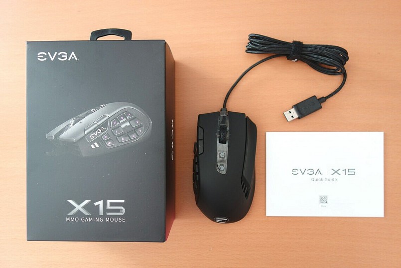 EVGA X15 cung cấp cho ta hộp, chuột và một sách hướng dẫn.