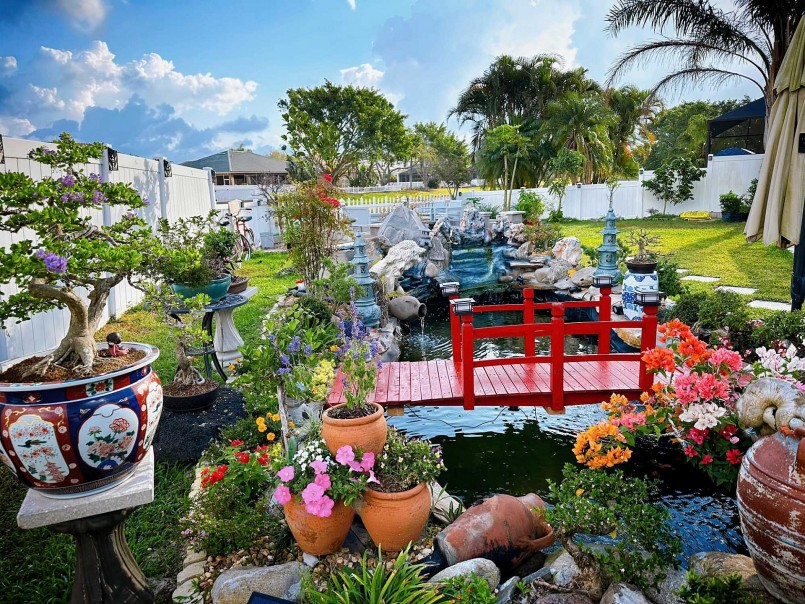 Khu vườn bonsai của gia đình anh Bách Nguyễn sống ở thành phố Sarasota, bang Florida.
