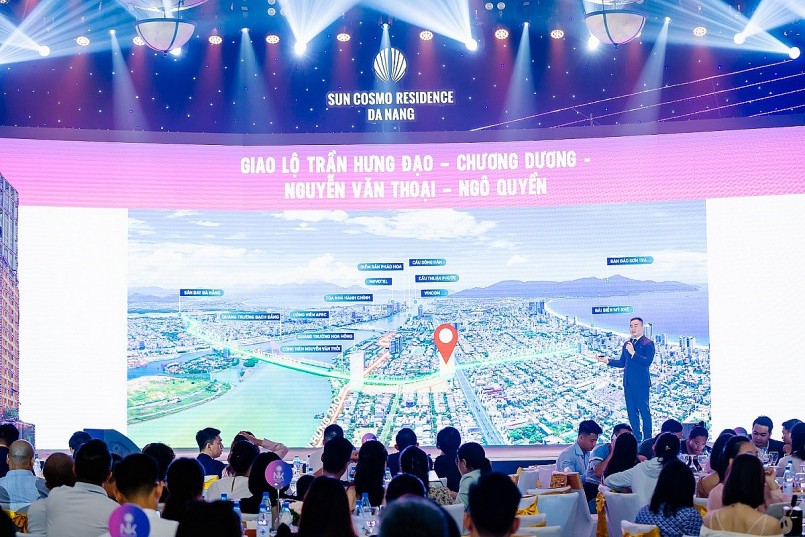 Nhà đầu tư quan tâm đầu tư dự án Sun Cosmo Residence Da Nang. Ảnh: Hoàng Quân