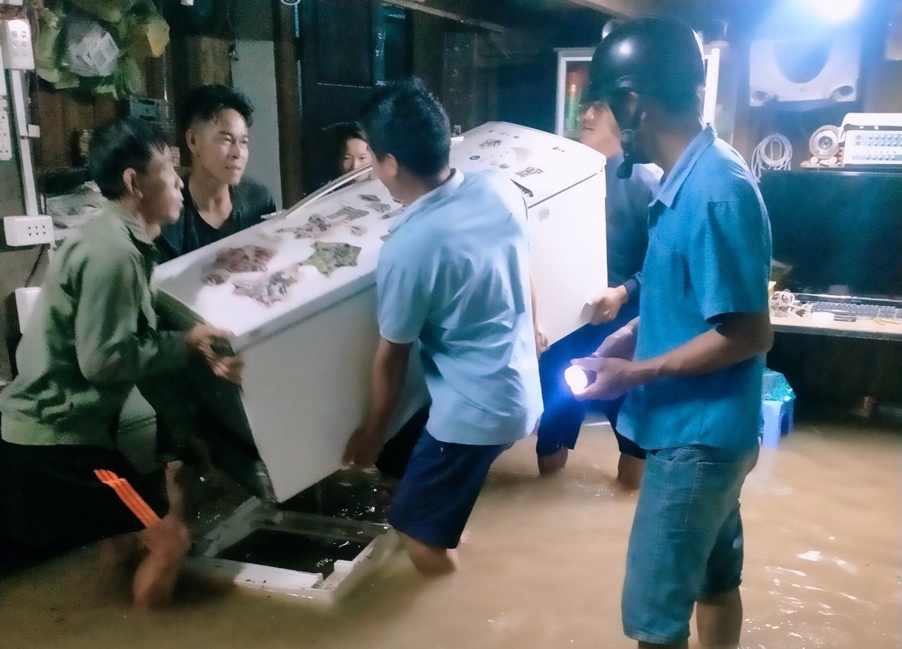 Đắk Lắk: Công an xã vùng biên dầm mưa lũ trong đêm đưa người dân đến nơi an toàn
