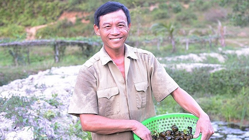 Ông Nguyễn Đức Phái - chủ trang trại nuôi ốc bươu đen ở Đức Thọ.