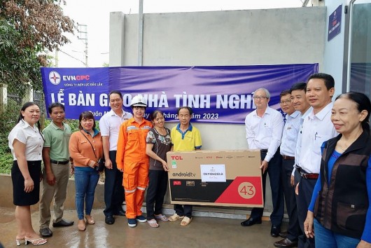 Công ty Điện lực Đắk Lắk trao tặng nhà tình nghĩa cho hộ nghèo ở TP Buôn Ma Thuột