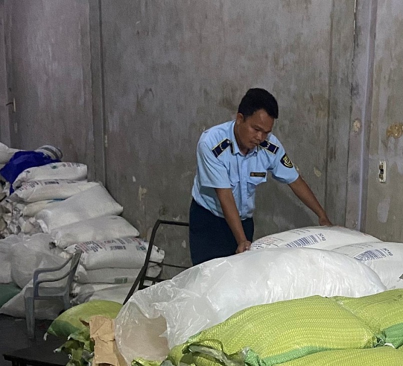 Bình Thuận: Phát hiện hộ kinh doanh đang buôn bán đường cát nhập lậu