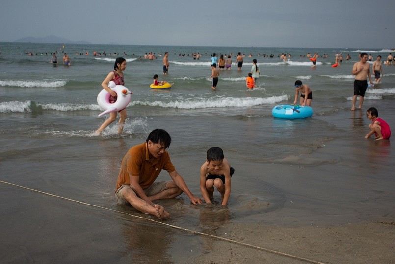 Du khách đổ về các bãi biển Đà Nẵng giải nhiệt