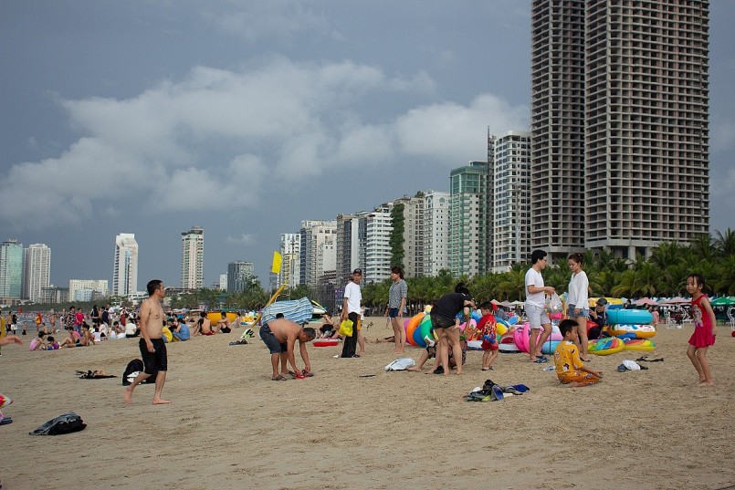 Du khách đổ về các bãi biển Đà Nẵng giải nhiệt
