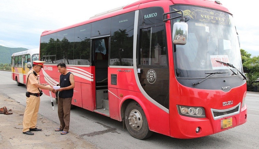 Nghệ An: Tổng kiểm soát xe ô tô kinh doanh vận tải hành khách và container Nghệ An: Tổng kiểm soát xe ô tô kinh doanh vận tải hành khách và container