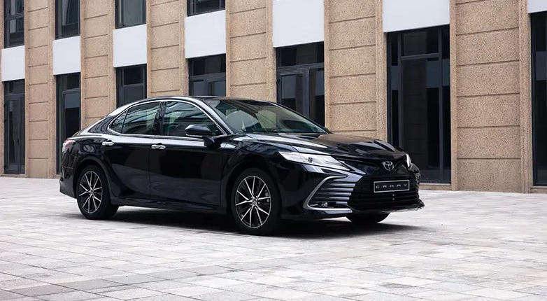 Bảng giá Toyota Camry niêm yết và lăn bánh mới nhất tháng 8/2023