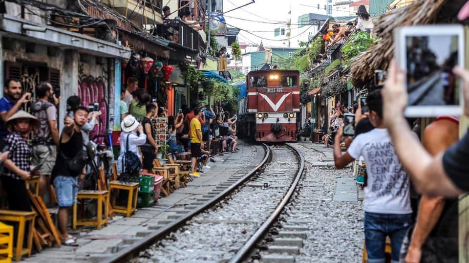 Xóm đường tàu – điểm check in độc lạ tại Hà Nội