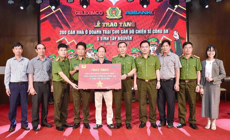 Ông Vũ Văn Tiền, Chủ tịch HĐQT, Tổng Giám đốc Tập đoàn trao biểu trưng cho lãnh đạo Công an các đơn vị, địa phương.