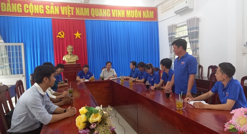 Anh Phạm Thanh Nhiên (đứng) chia sẻ kinh nghiệm trồng ổi Ruby với đoàn viên xã xã Tam Ngãi, huyện Cầu Kè (tỉnh Trà Vinh).