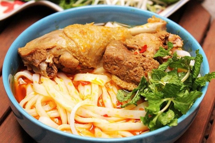 Mì Quảng vịt Bình Định đậm đà, có hương vị cay cay, thơm thơm và sự beo béo của nước lèo