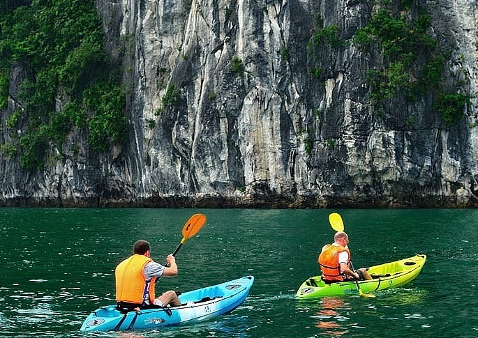 Hoạt động chèo thuyền kayak được hoạt động trở lại trên vịnh Hạ Long