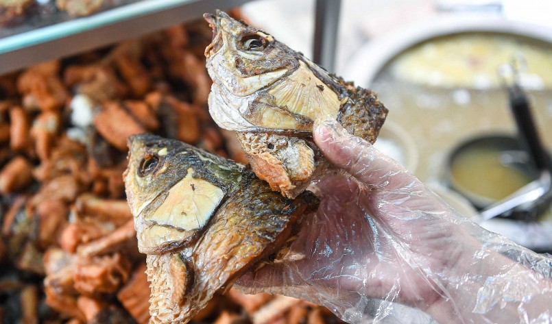 Nhờ bí quyết chế biến đầu cá trắm đã tạo nên thương hiệu cho quán bún ở Hà Nội.