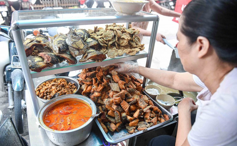 Để ra được những bát đầu cá, bún cá ngon bà Luyến phải đặt cá hàng ngày cứ sáng sớm có người mang tới.