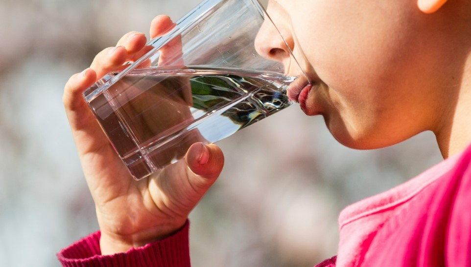 Uống 2 lít nước mỗi ngày có thực sự tốt?
