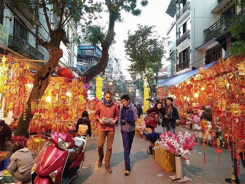 Du khách nước ngoài trải nghiệm không khí tết ở Hà Nội