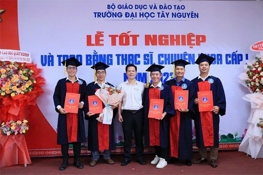 Hơn 140 Tân Thạc sĩ, Bác sỹ chuyên Khoa cấp 1 năm 2023 được nhận bằng tốt nghiệp tại Trường Đại học Tây Nguyên