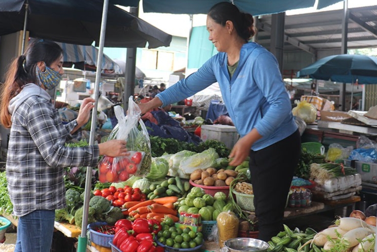 Giá rau xanh tăng cao do mưa nhiều