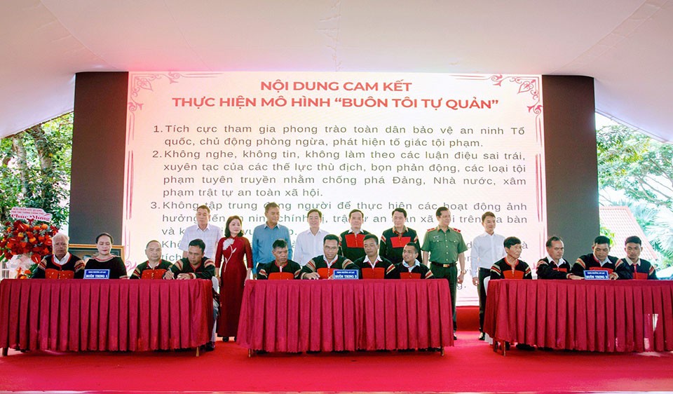 Phó Thủ tướng Trần Lưu Quang và Thứ trưởng Lê Quốc Hùng cùng các đại biểu chứng kiến ký kết cam kết thi đua giữa các đơn vị của phường An Lạc.