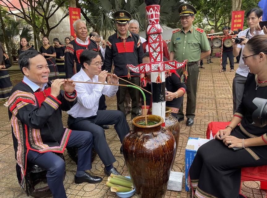 Phó Thủ tướng Trần Lưu Quang và Bí thư Tỉnh ủy Đắk Lắk Nguyễn Đình Trung dùng rượu cần trong Ngày hội