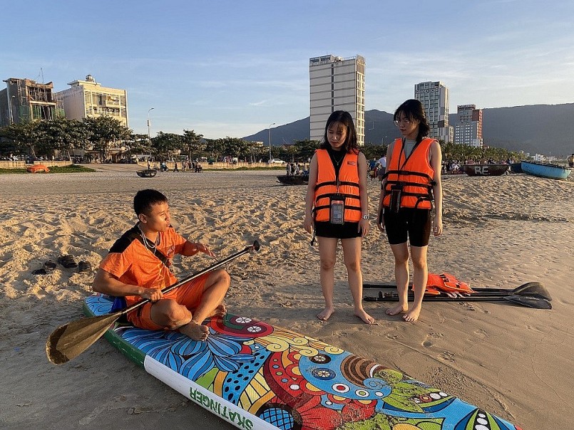 Giới trẻ hào hứng trải nghiệm chèo SUP trên biển Đà Nẵng