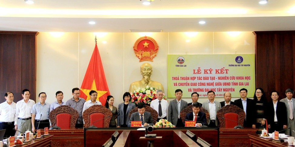 Lễ ký kết thỏa thuận hợp tác giữa UBND tỉnh Gia Lai với Trường Đại học Tây Nguyên diễn ra tại Văn phòng UBND tỉnh (Ảnh: Đại Đậu)