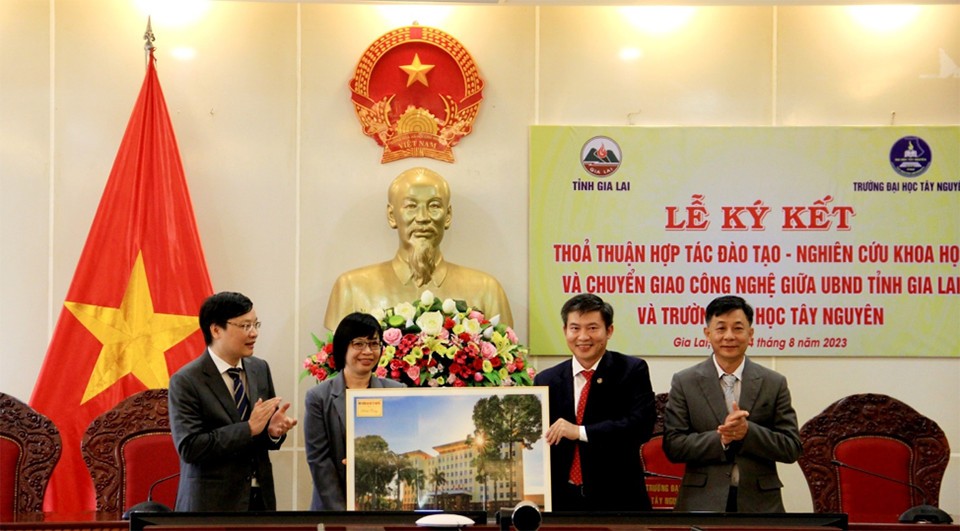 TS. Nguyễn Thanh Trúc Hiệu trưởng nhà Trường trao lưu niệm cho UBND tỉnh Gia Lai tại buổi lễ (Ảnh: Đại Đậu)
