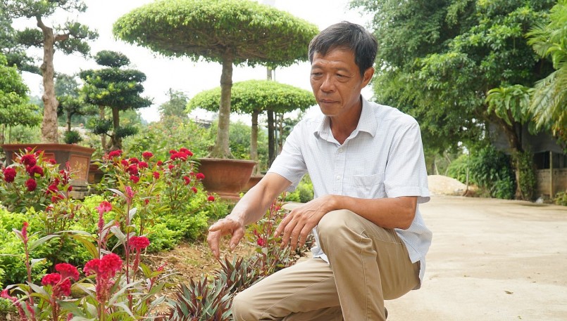 Ông Giang và người dân Mỹ Tân luôn tự hào về đường hoa được trồng dọc hai bên đường trong thôn.