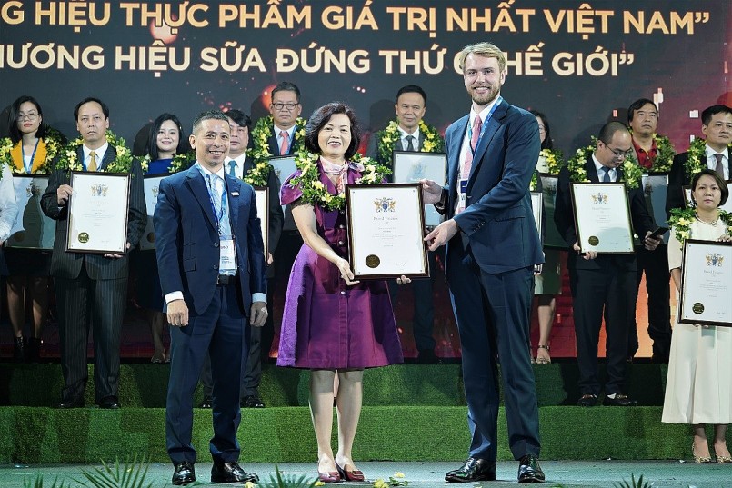 Bà Bùi Thị Hương, Giám đốc Điều hành, đại diện Vinamilk đón nhận các chứng nhận từ Brand Finance - Ảnh: Mibrand