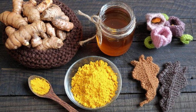 10 lợi ích sức khỏe khi uống tinh bột nghệ với mật ong mà ít người biết