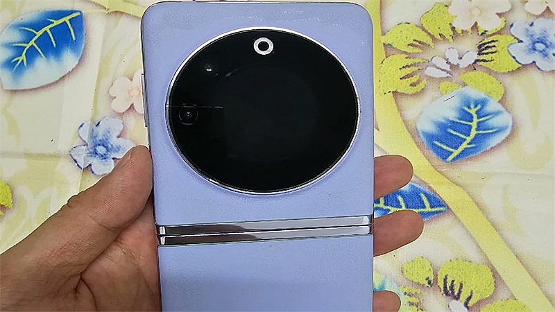 Điện thoại gập vỏ sò Tecno Phantom V Flip với thiết kế màn hình phụ độc đáo