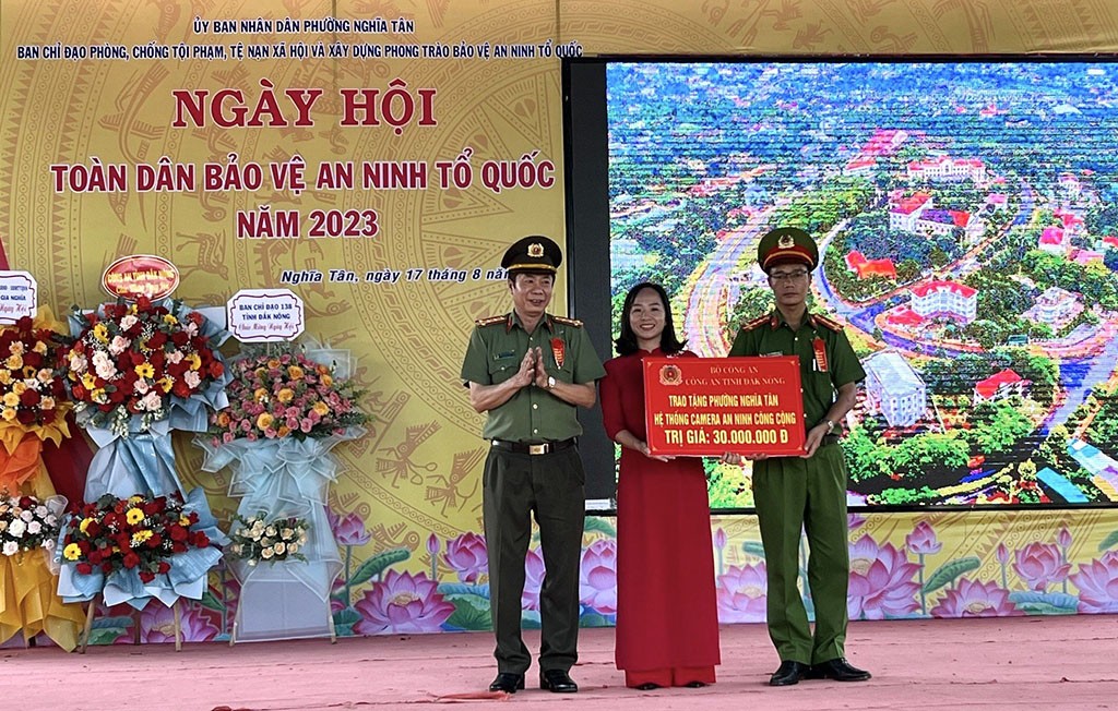 Lãnh đạo Công an tỉnh Đắk Nông trao tiền hỗ trợ lắp đặt hệ thông camera an ninh cho Ban chỉ đạo phường Nghĩa Tân