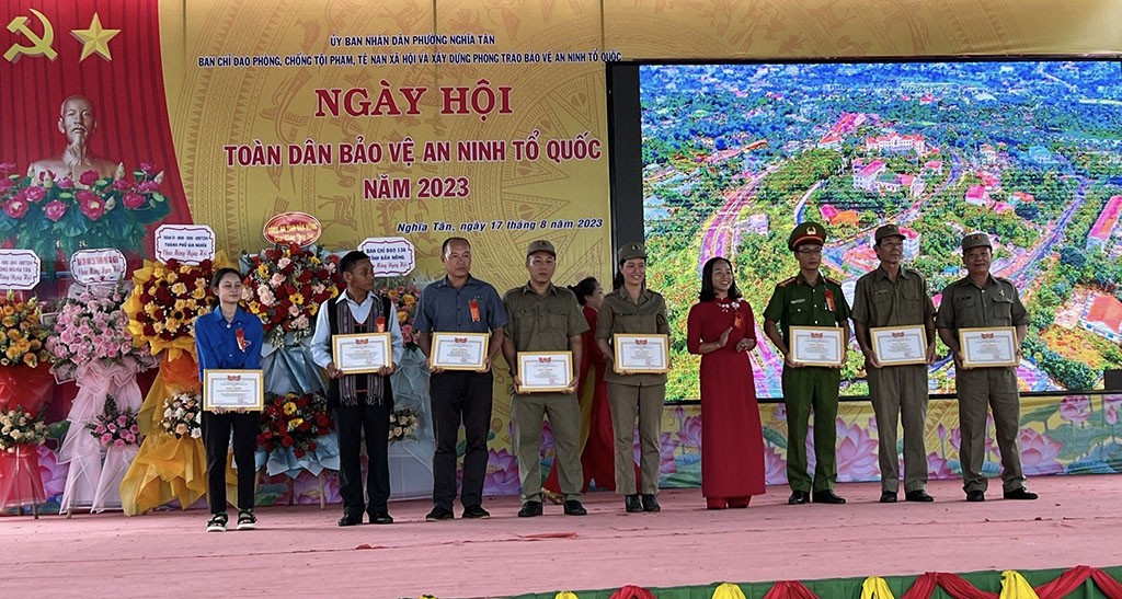 Thừa ủy quyền của Bộ Công an, Đại tá Hồ Quang Thắng, Phó Giám đốc Công an tỉnh trao Kỷ niệm chương bảo vệ An ninh Tổ quốc cho các cá nhân